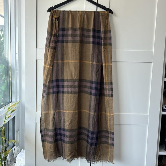 Burberry scarf. - Picture 3 of 3